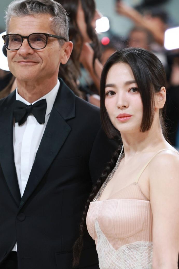 宋慧乔Met Gala 造型图赏 ，公主切发型有点好看！

宋慧乔出席出席202