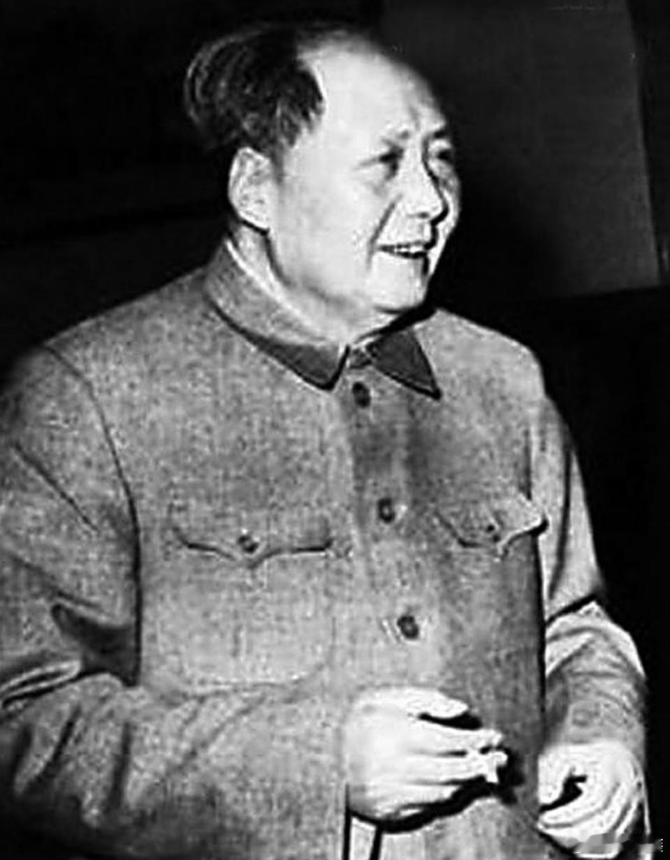 【九九缅怀、久久缅怀历史回声 】当年实行军衔制后，毛主席曾感慨地说:“穿上这身皮