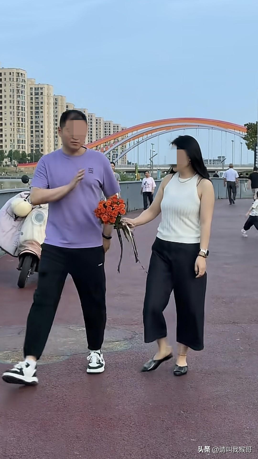 网上看到很多给路上送礼物的博主，比如给环卫工人送水送钱，给小孩子送零食，这个给男