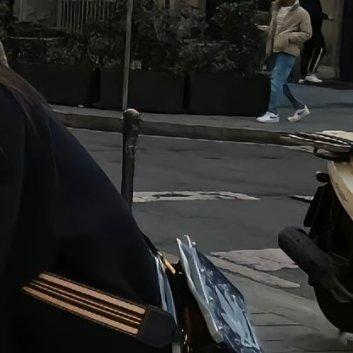 你打电话回家，总是妈妈接的。你问爸呢，妈妈说在边上呢。你从来没和父亲好好说过话，