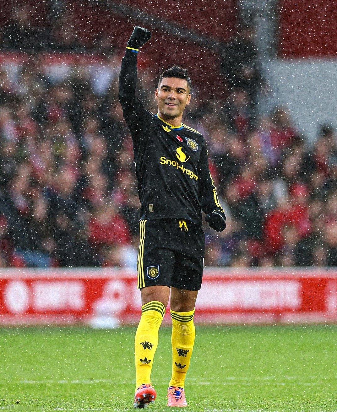 这半场曼联踢的挺有赢家气质的，你跟我温吞着踢，我就陪你温吞着踢，我靠我前场球星的