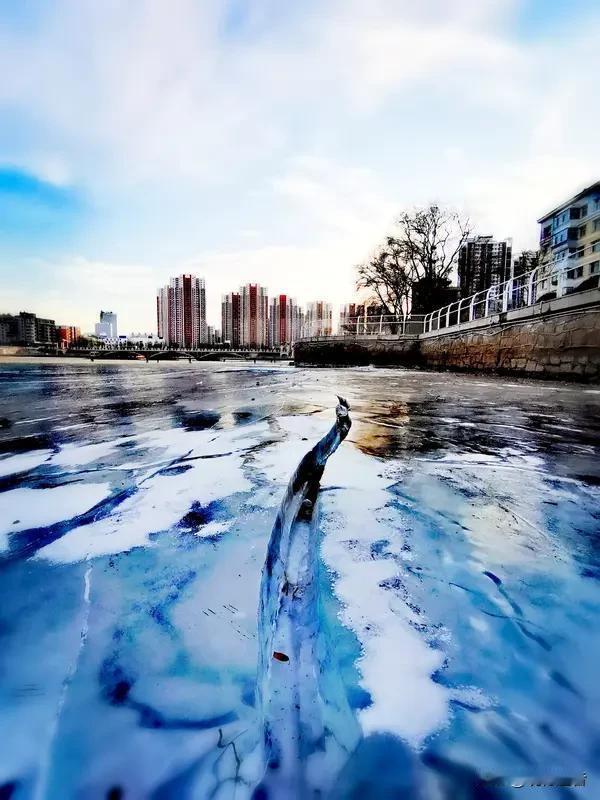 寒冬腊月，河南兰考上演感人一幕：9岁男童不慎坠入冰河，命悬一线之际，62岁的龙项