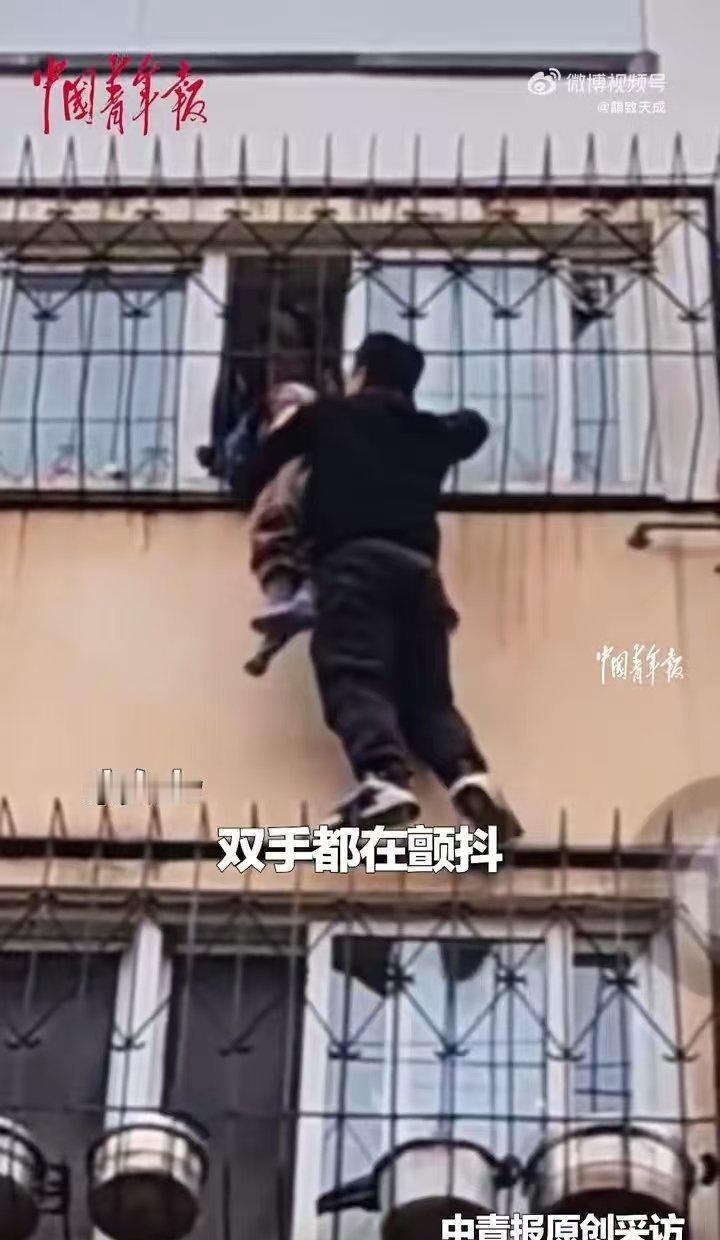 平凡岗位上的不平凡英雄，外卖小哥用行动告诉我们，每个人都可以成为他人生命中的光。