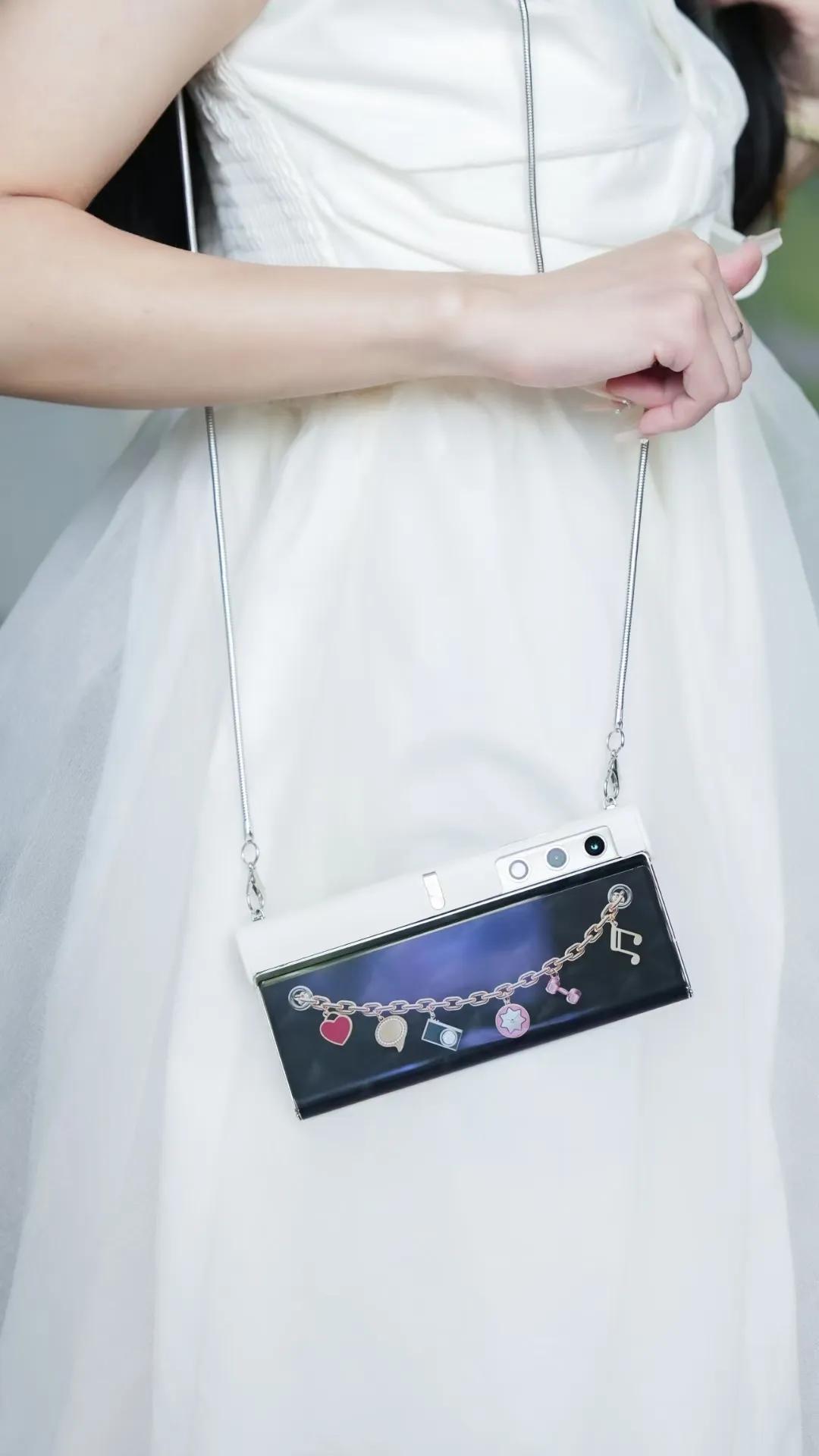 #荣耀VPurse#真的太时尚了，这妥妥的就是个包包，怎么看都觉得好看。瞬间有一