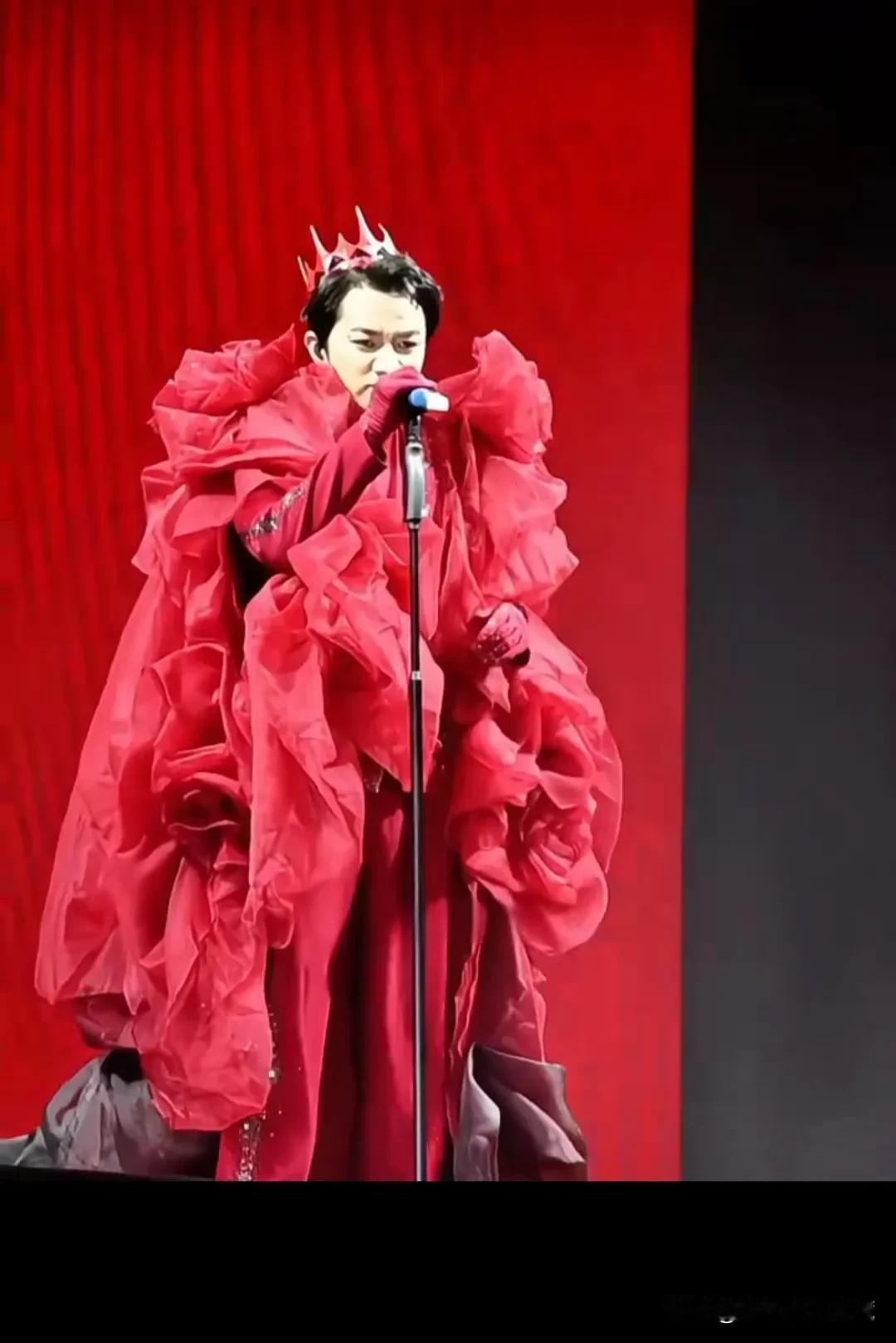 王祖蓝红牡丹造型在杭州演唱会舞台上绽放！近日，王祖蓝杭州演唱会，一身雍容华贵的红
