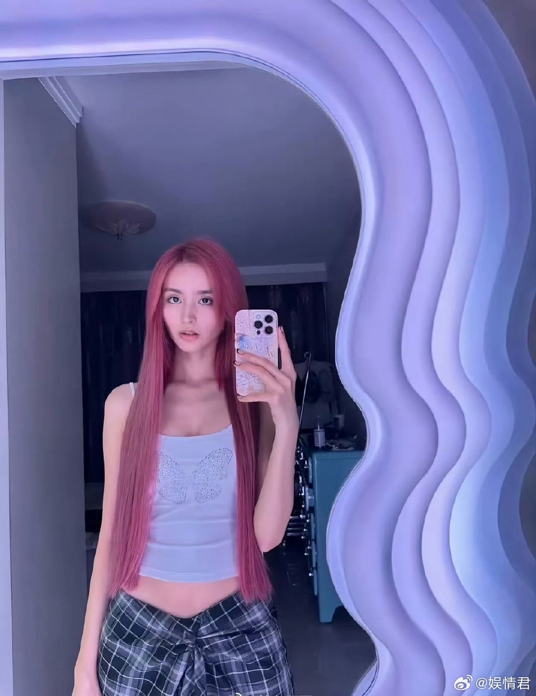 金子涵发过瘦到脱相的照片天呐！这张照片好瘦啊！ 