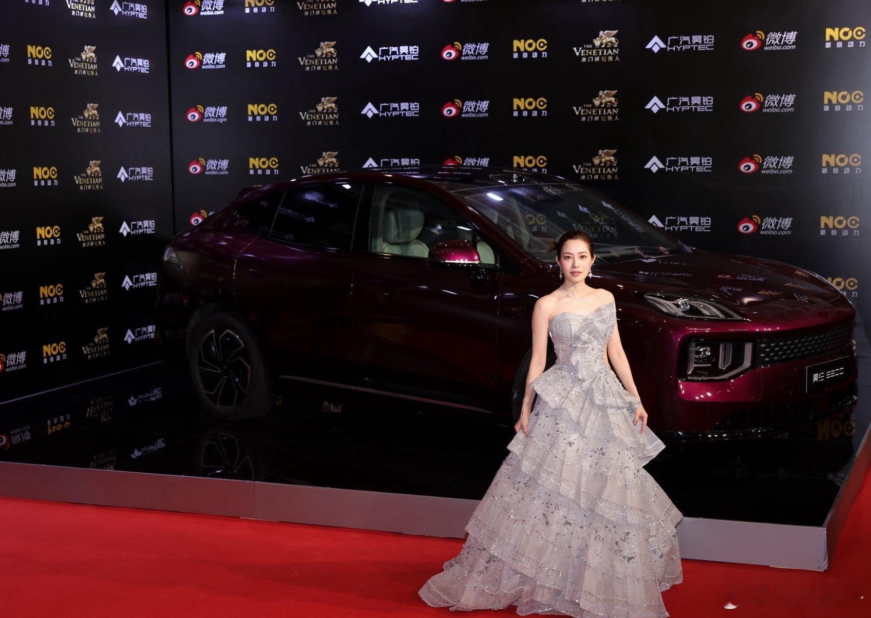 微博之夜星光璀璨，万干星辉同框打卡，而昊铂S600凭借惊艳颜值，一跃成为全场顶流