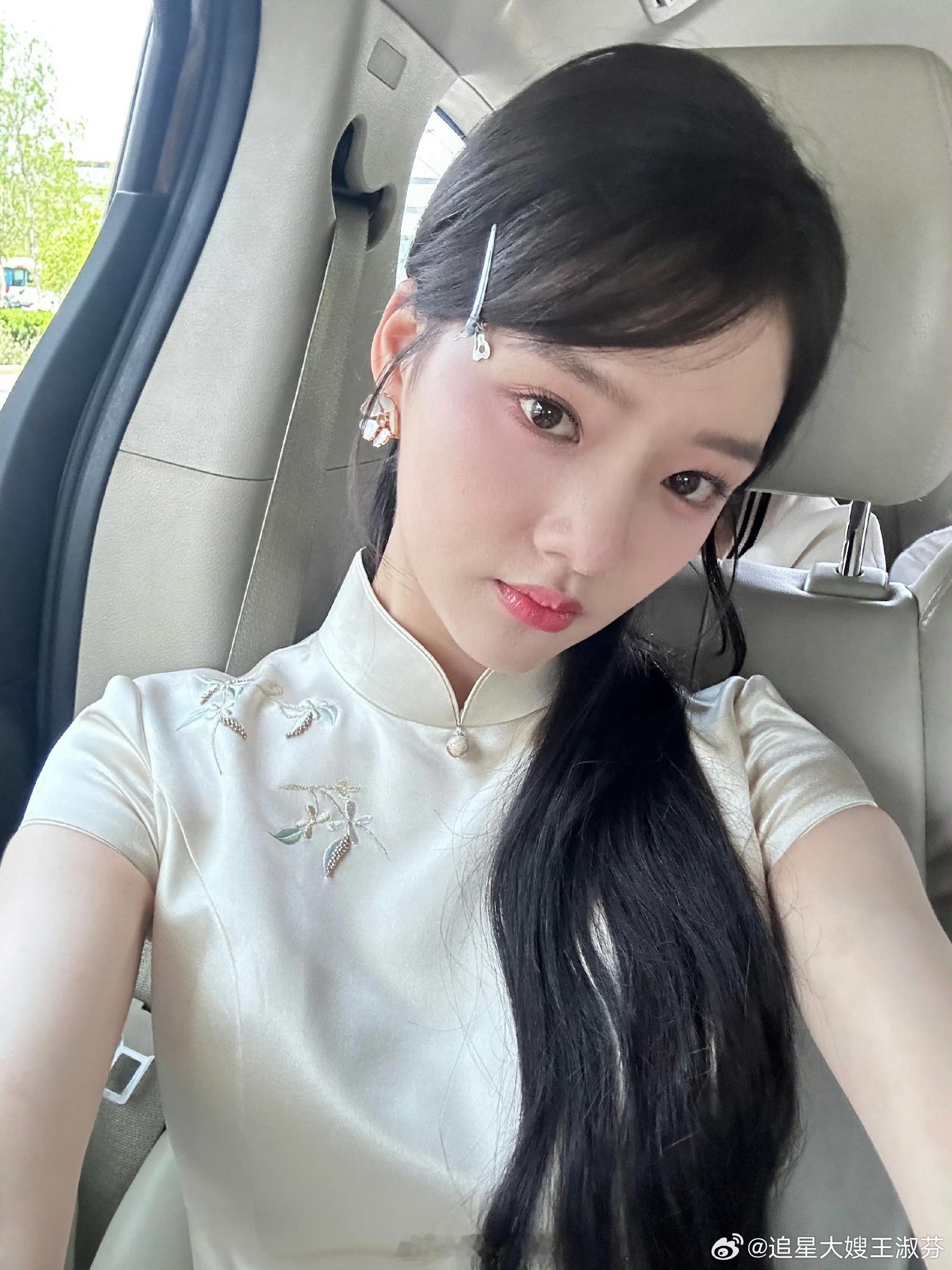 #任敏体态# 任敏昨天扫楼的旗袍造型还挺适合她的，温婉可人，长发披肩，有种古典的