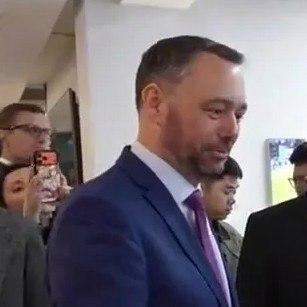 定稿328字
 
近期不少西方国家政要纷纷到访中国，专程前来观摩机器人等各类智能