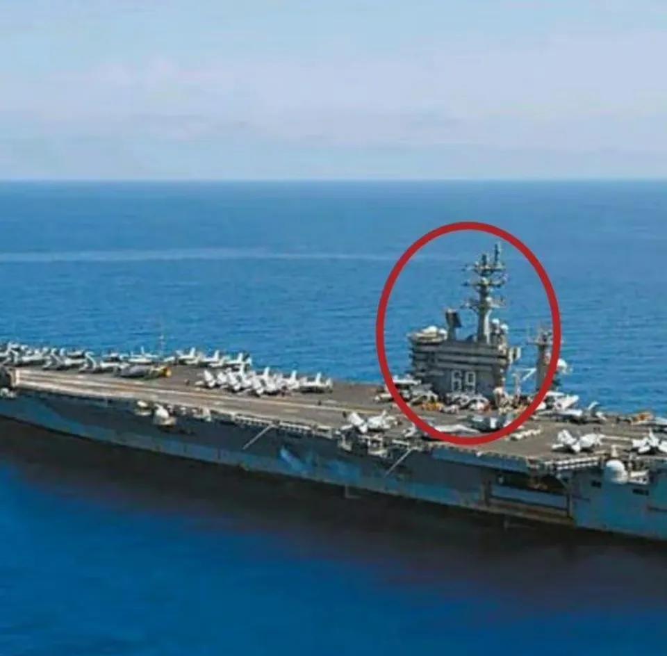 这两张照片显示的都是美军艾森豪威尔号航空母舰，大家看舰岛上是否少了桅杆，看样子中