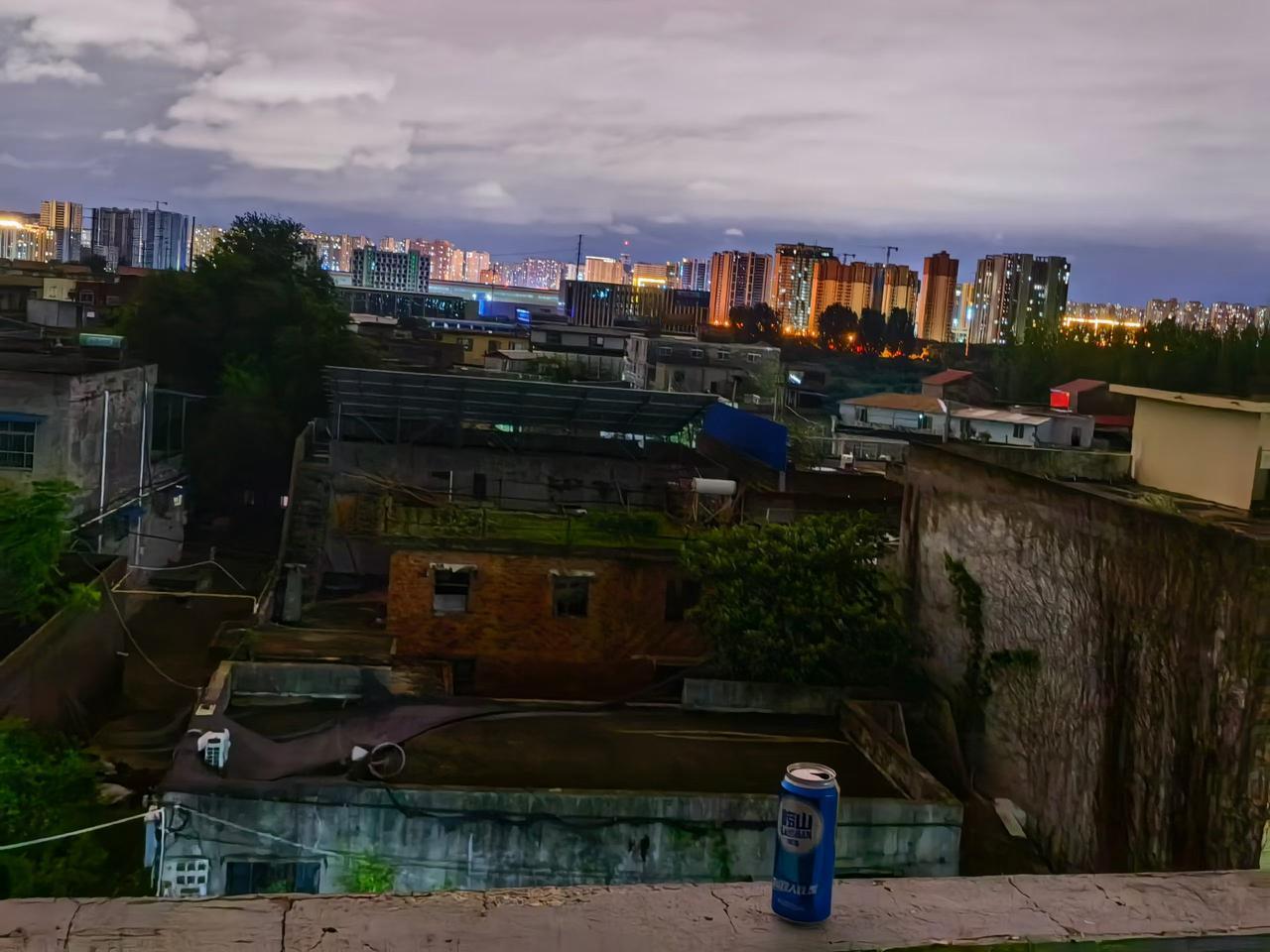 夏日生活打卡季南阳夏天的夜晚是这样的，远处灯光闪烁，身边凉风习习，看着错落的屋院