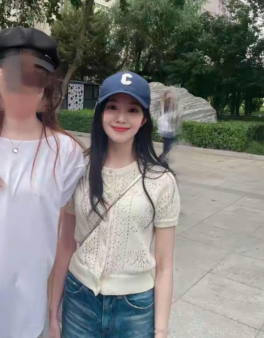 我丢，刘浩存现实中这么恐怖的吗？素颜也敢大大方方跟路人合照，这脸太耐看了 