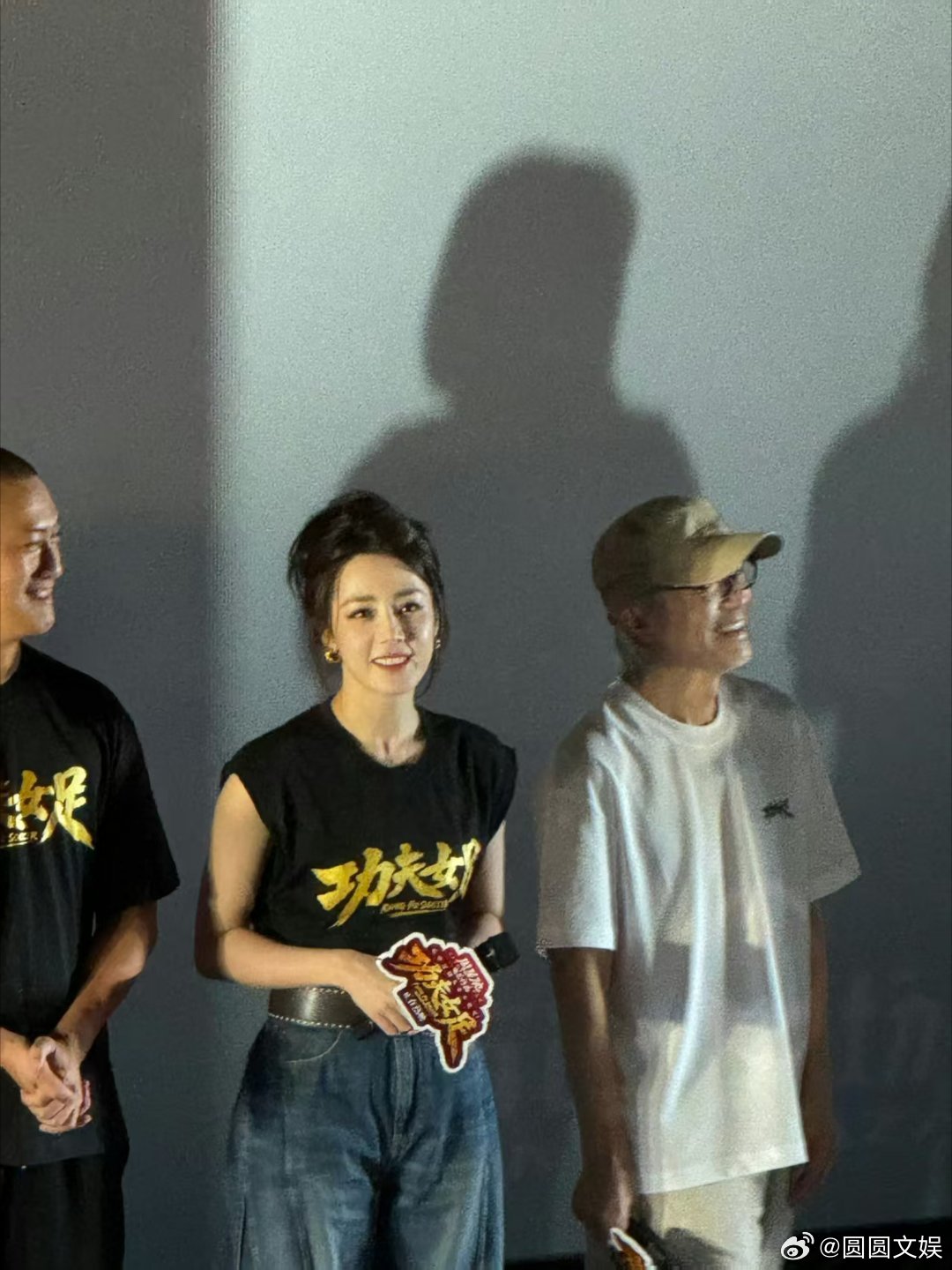 迪丽热巴穿了功夫女足短袖迪丽热巴功夫女足路演造型迪丽热的穿了功夫女足短袖，好干练