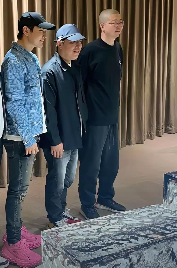 黄晓明出席活动，一身穿搭简约低调，他脚踩巴黎世家粉色厚底鞋很抢镜，官方售价高达万