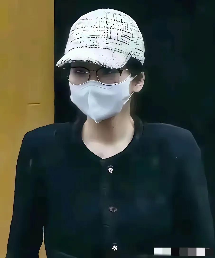 兰兰醉酒开豪车在澳洲出事，就开着这台劳斯莱斯，都能让很多人一辈子触及不到的。
