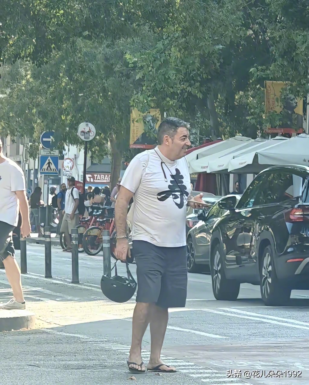 看得出来，这位外国友人非常喜欢中国传统文化。 