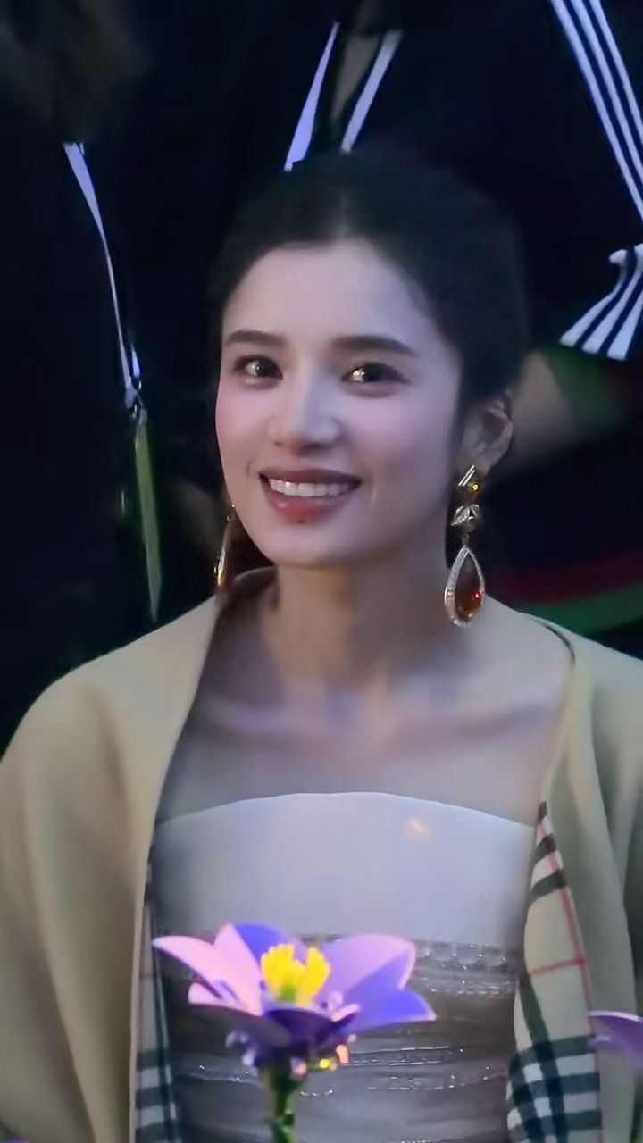 披肩女神张婧仪再次上演耳环消失术[流鼻血]这个小馋鬼下嘴唇还沾上了牛排的酱汁哈哈