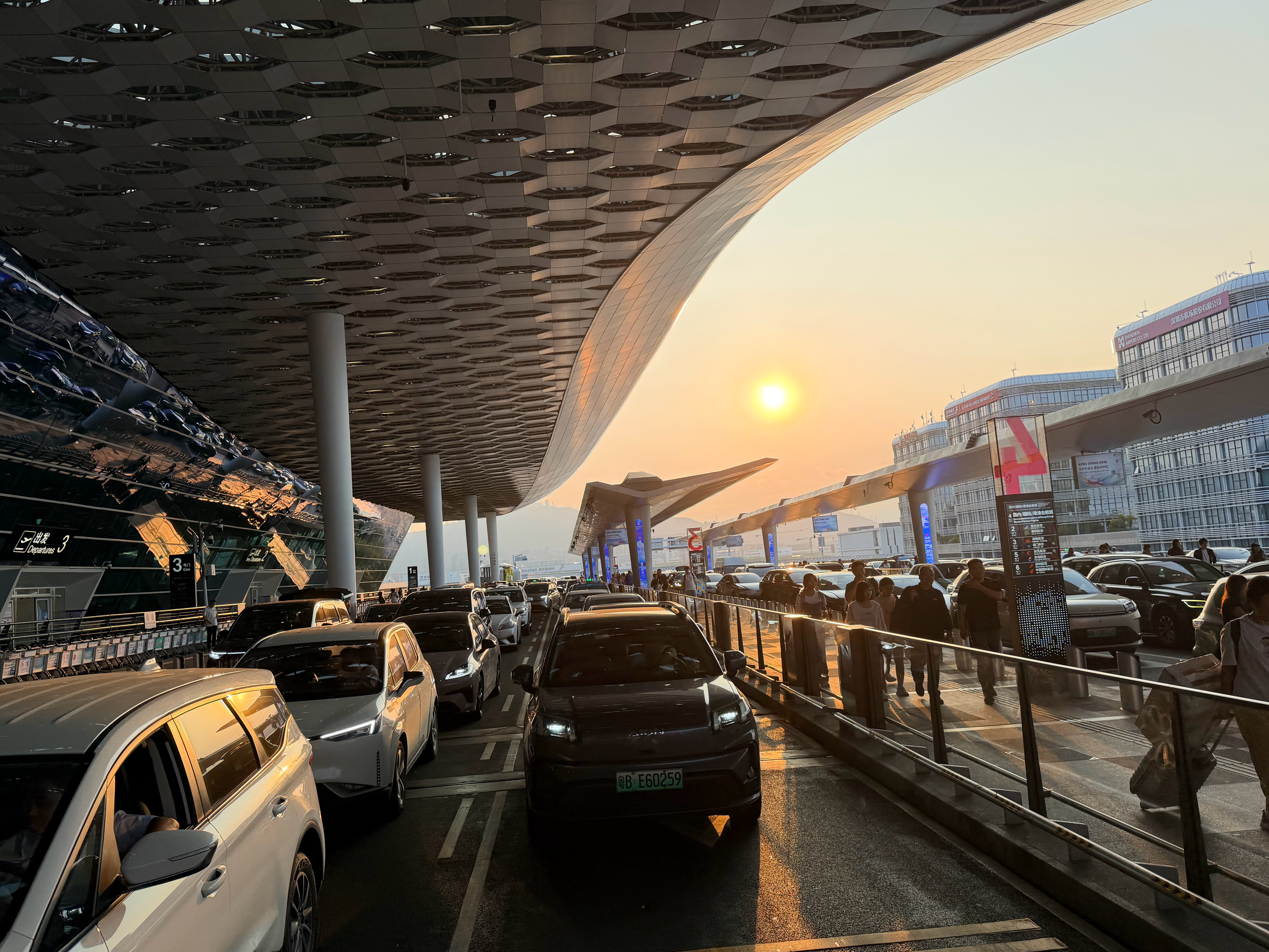 理解不了深圳机场出发层那么多根车道还会堵车