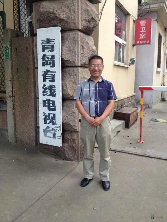 我这两张照片真是绝佳的“人生切片”，一张定格了我在青岛有线电视台的记者岁月，另一