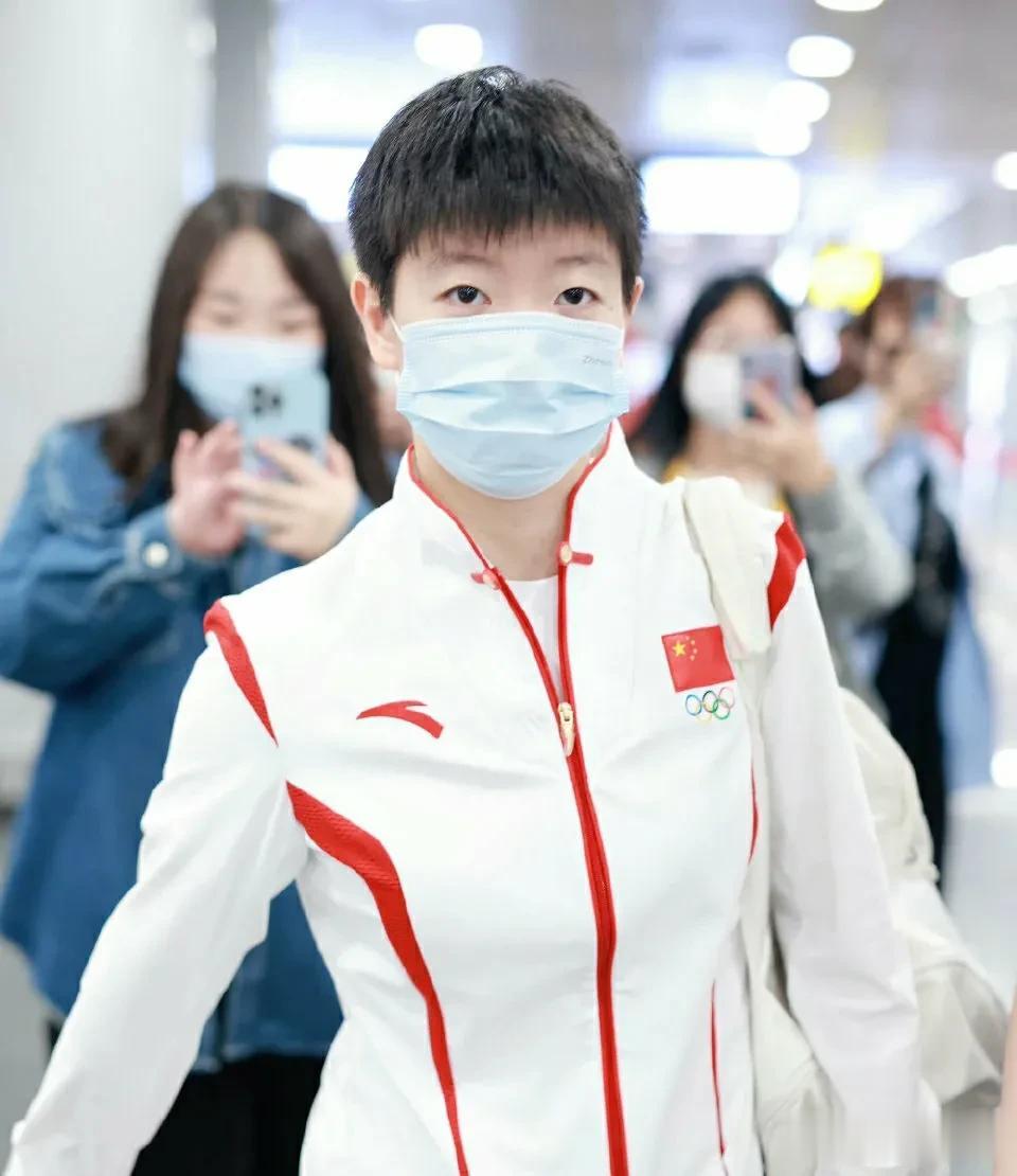 国乒亚运会派出最强阵容！
国乒出征亚运会，王楚钦多次回头看孙颖莎，饭圈女孩怼脸拍
