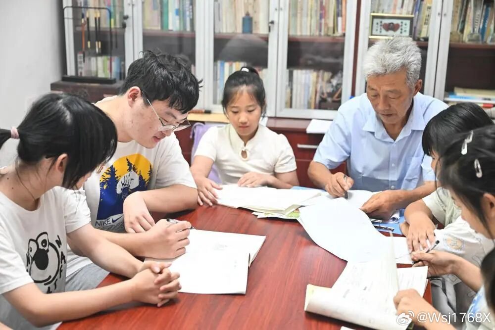 江苏海安市墩头镇新舍村的一81岁退休教师孙鸿舜在自家小院创办“家庭辅导站”21年