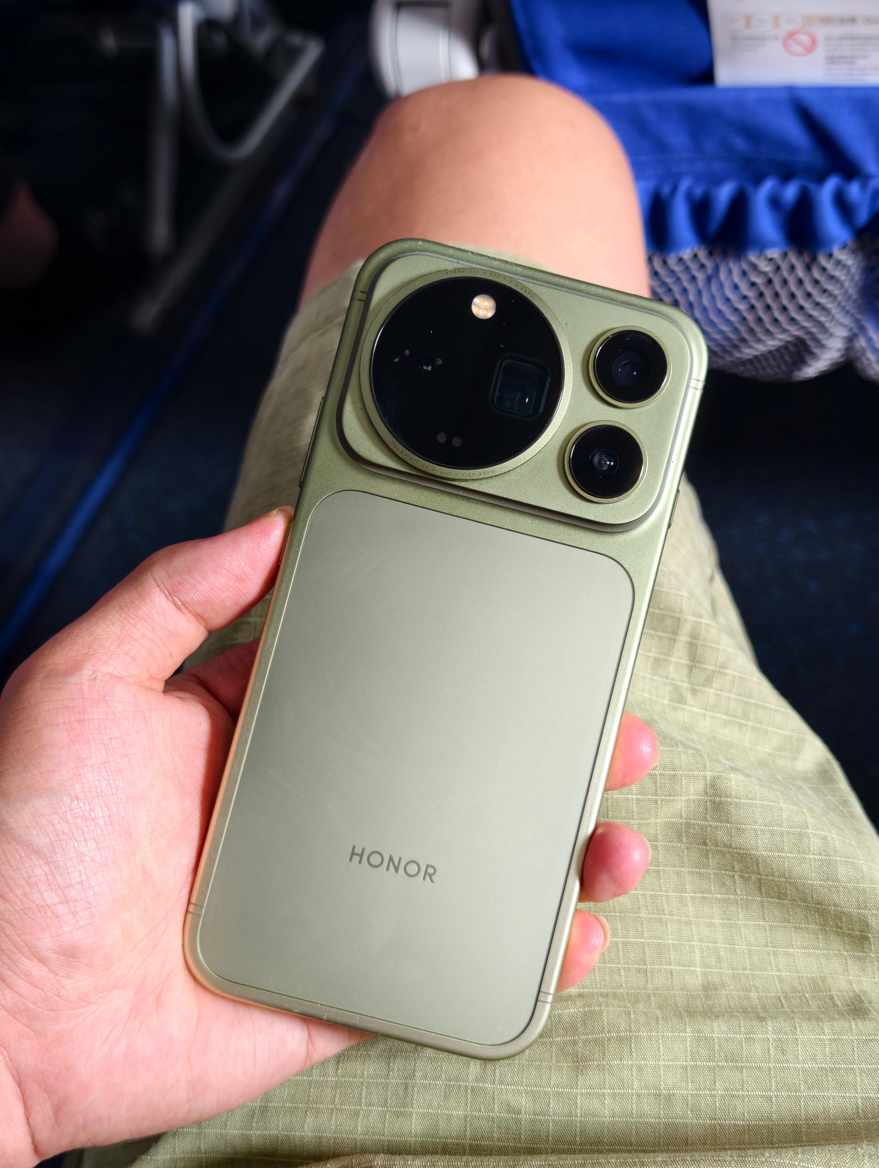 突然发现，我的荣耀 Magic9 Pro Max 和今天穿的短裤是一个色系[笑c