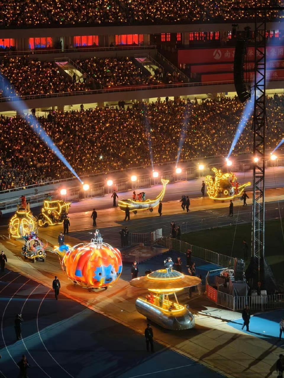 4月25号是个好日子，再就业团的《活该》一晚上被唱了三次！
陈楚生在南昌，体育场