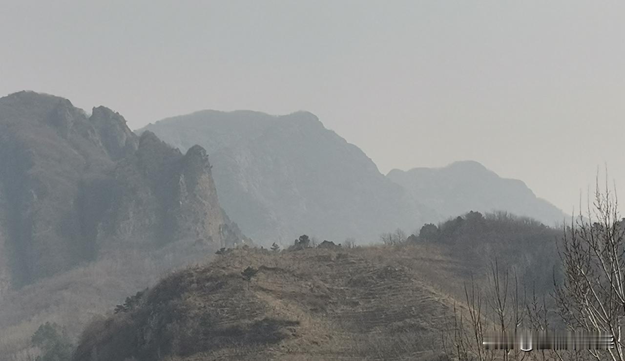 承德市兴隆县解放村的前面有一座五指山，五指山分大小两个山岭，照片中近处清晰的是小
