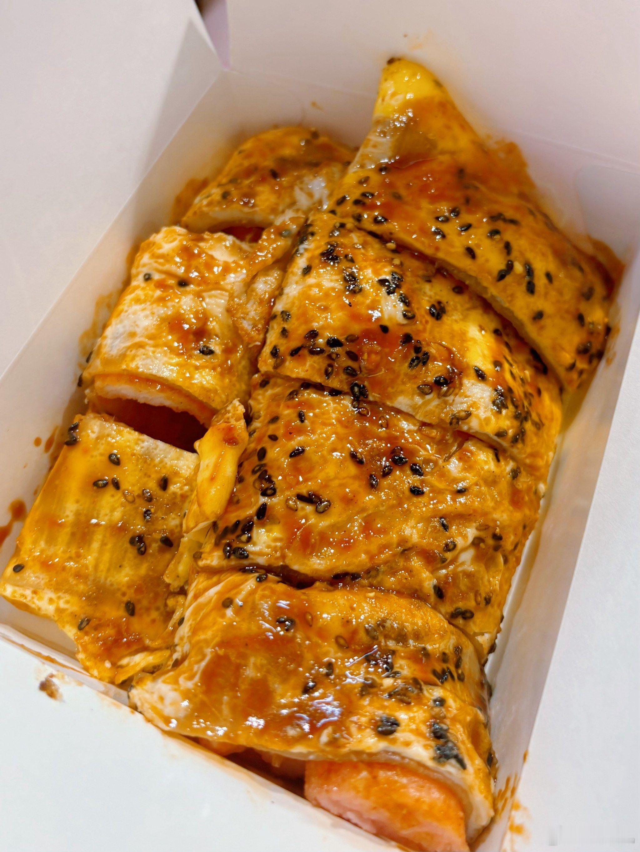 这是烤冷面那我以前吃的算什么大家吃的烤冷面都是这样的吧，感觉咱们吃的都是烤冷皮，