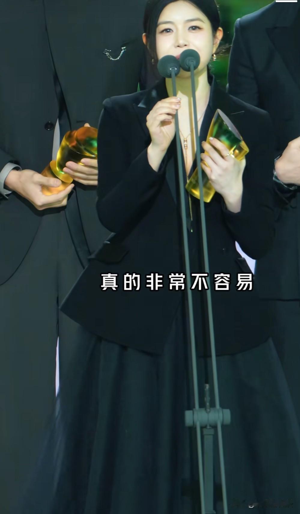 风向变了
陈妍希离婚后肉眼可见的越来越好
无论是事业还是整个人的状态
其实她当初