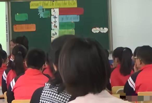 贵州，一小学课堂上，11岁的女生小花和同桌小强的互动行为异常，小强三次趴在小花的
