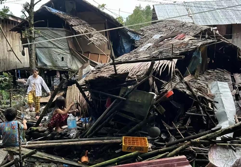 菲律宾三军刚做好准备“单挑中国”的准备，菲总统马科斯却突然收到一个噩耗，宣布全国