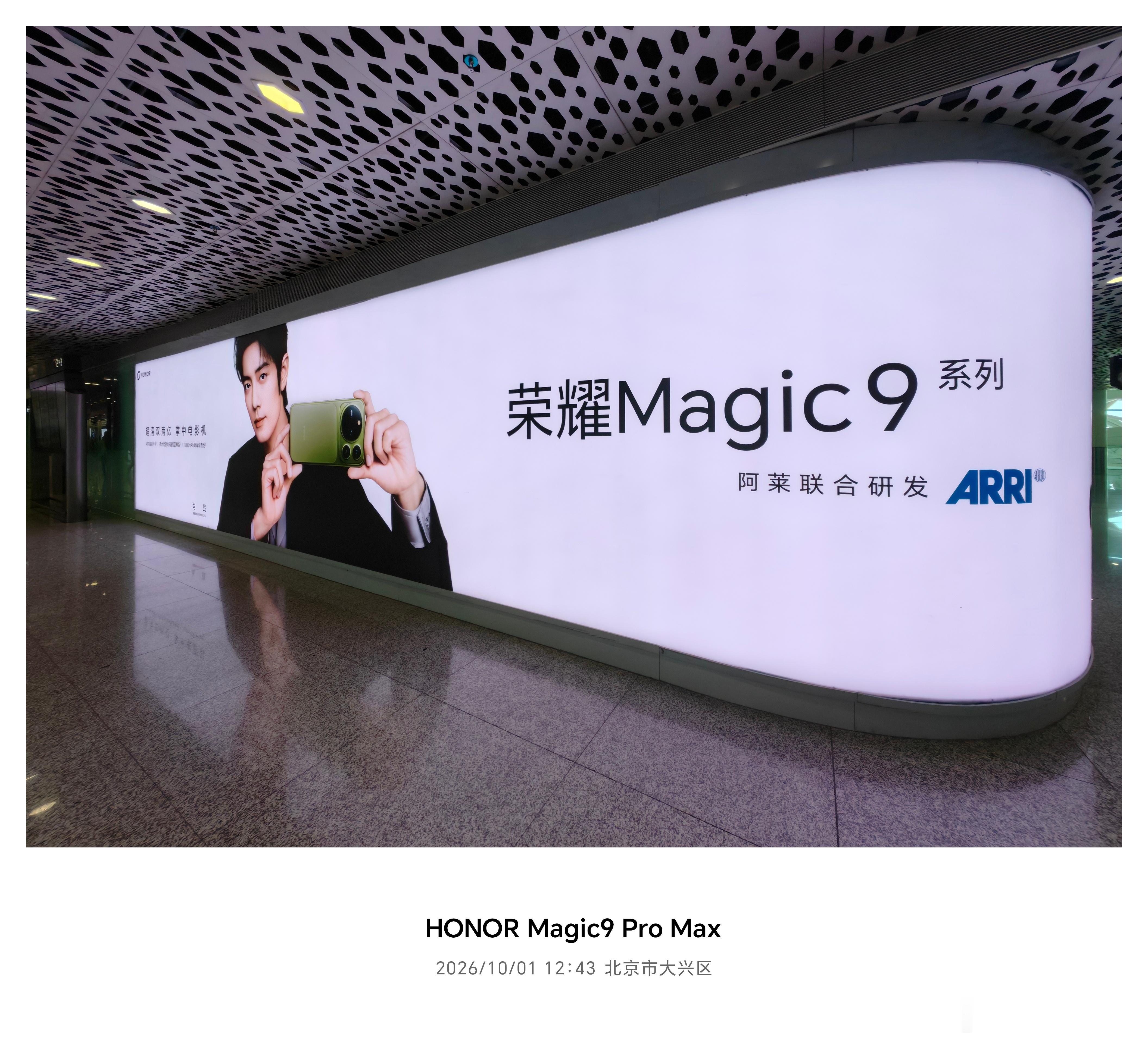 一下飞机就看到了，肖战是真的帅啊  ​​​