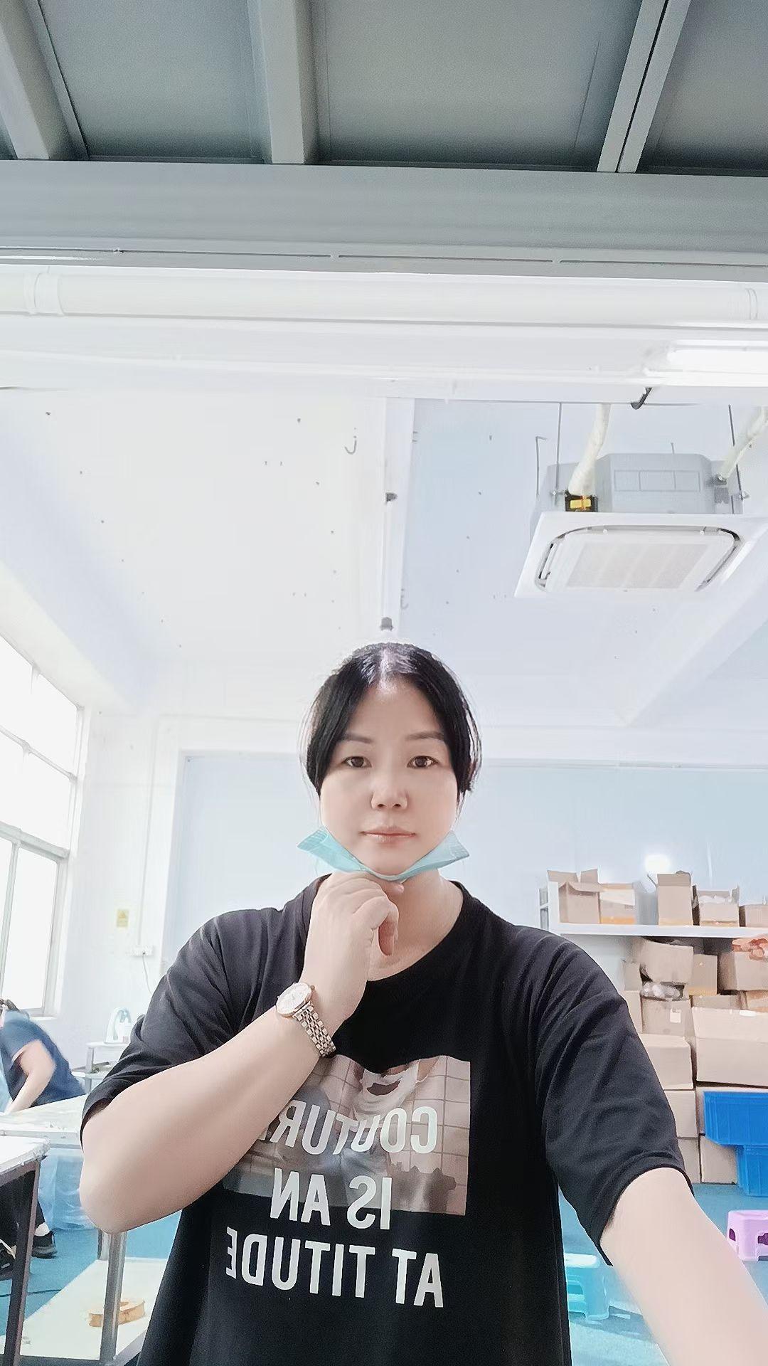 社会在变，人也在变，以前离婚是很丢人的事情，现在离婚好像很光荣一样，一拿到离婚证