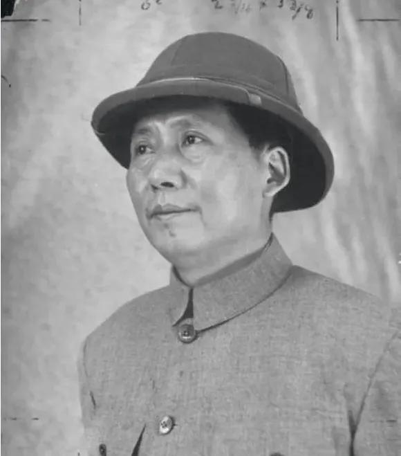 重庆谈判的“特殊帽子”：周恩来的良苦用心，藏着共产党人的底气与担当
 
重庆谈判