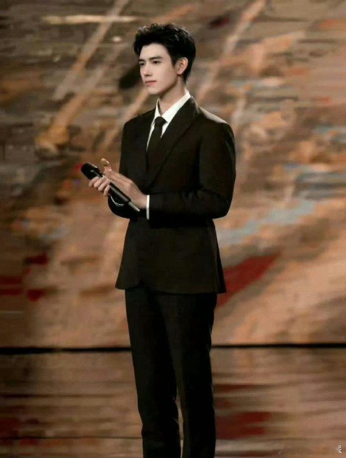 谁被陈飞宇西装造型戳中了？daddy级别魅力拉满，笔挺西装衬得宽肩窄腰，又苏又稳