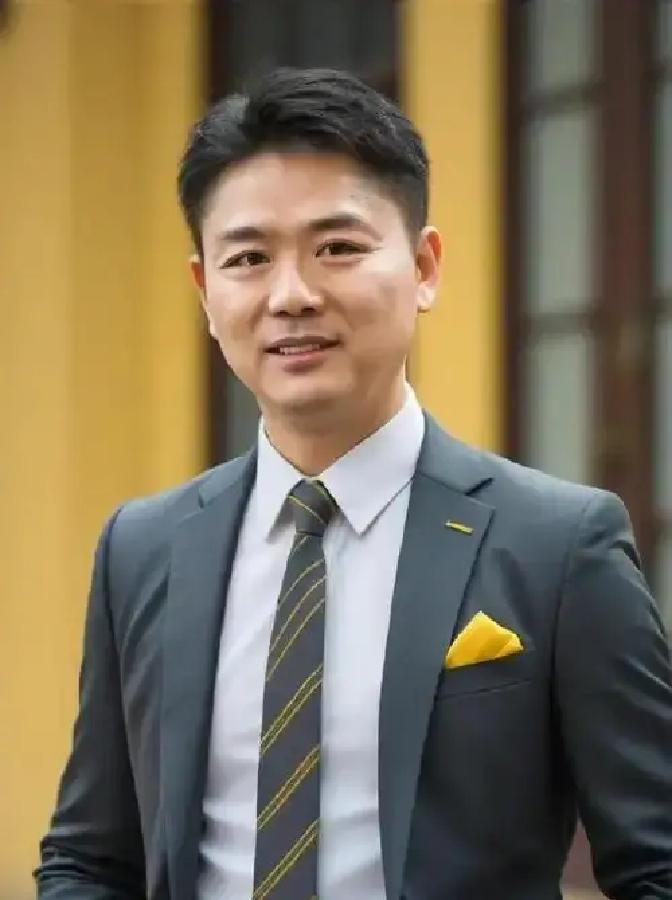 1974年，山东济南一个普通农村小子刘强东出生，家里穷得叮当响，他从小就帮着卖菜