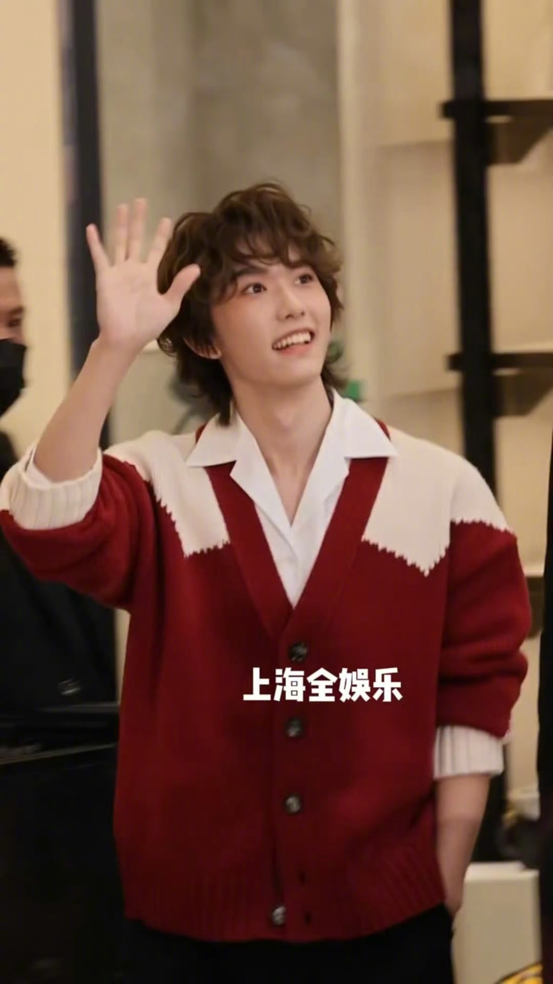 马柏全卷毛造型 早上现身活动现场，红色毛衣的卷毛小狗！太可爱啦