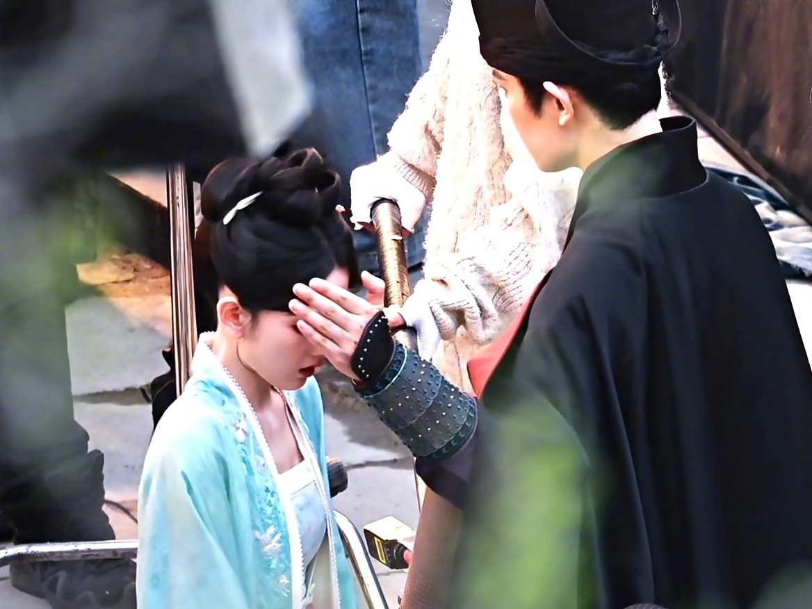 司宫令男女主同框路透 宋祖儿的巴掌小脸具象化了👀 