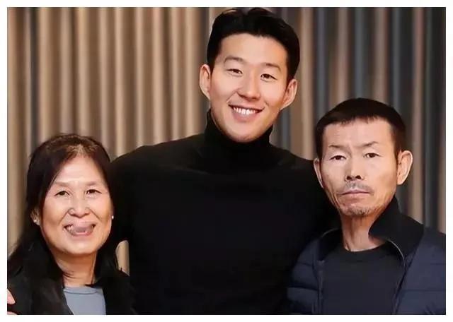 孙兴慜的家庭成员一览：

1. 父亲：孙雄正曾是一名足球运动员，因跟腱受伤在28
