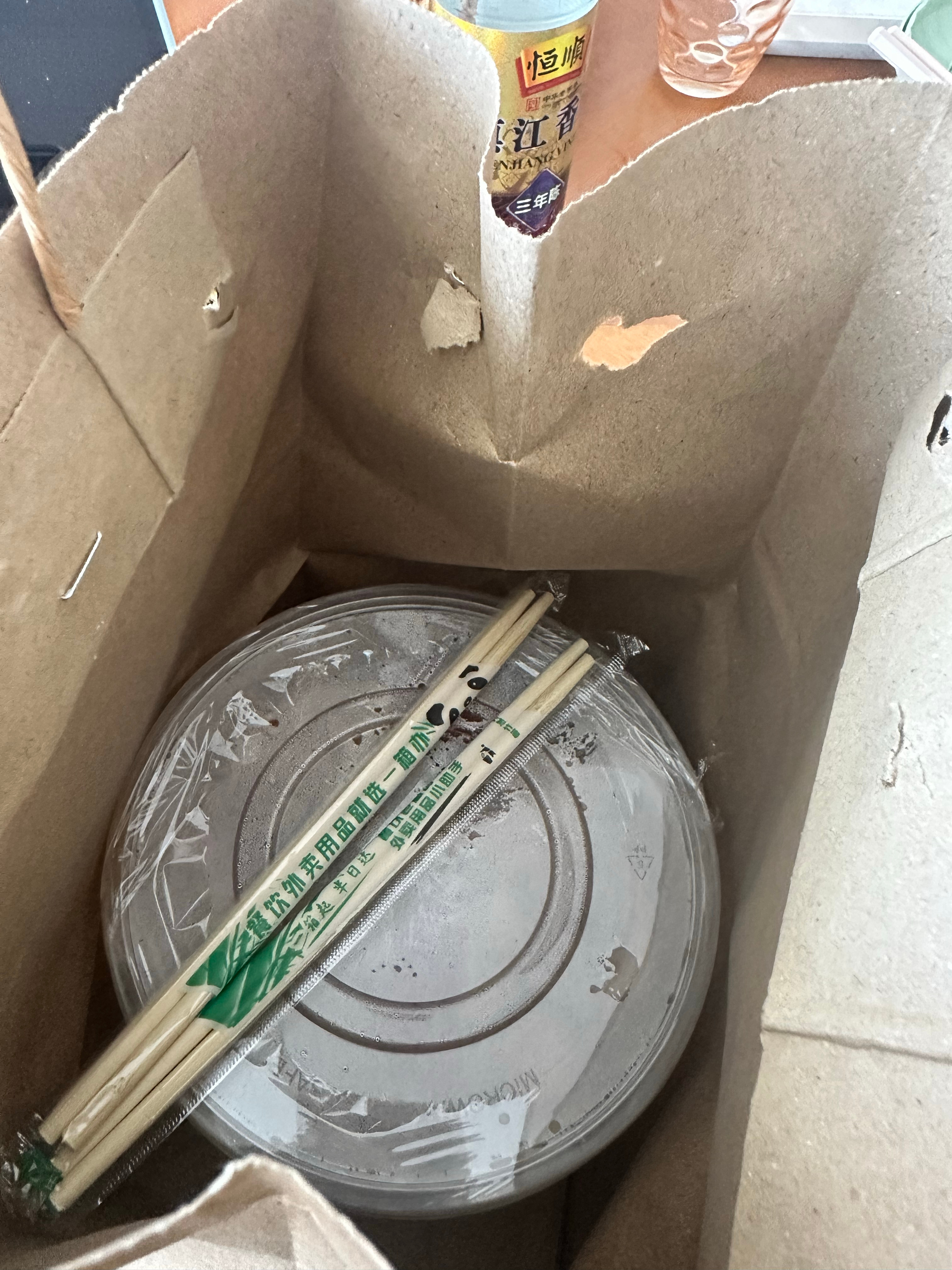 我只是一个平平无奇的干饭小女孩 你给我两双筷子什么意思小张嚼嚼嚼