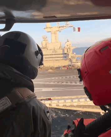 马克龙乘坐直升机，来到戴高乐号航母上，在这个关键时期，此举释放的信号很明确。这艘