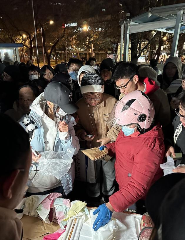 “鹅腿阿姨”的翻车，不是简单的食品问题，而是对信任错付的伤害，她对爱心的伤害比鸭