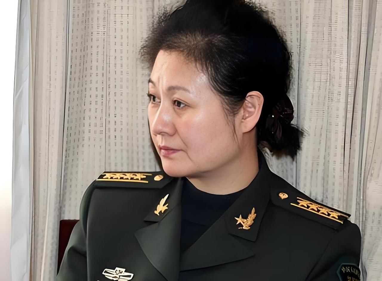 很多人只看过她的小品，却不知道黄晓娟拥有大校军衔，级别不低！
