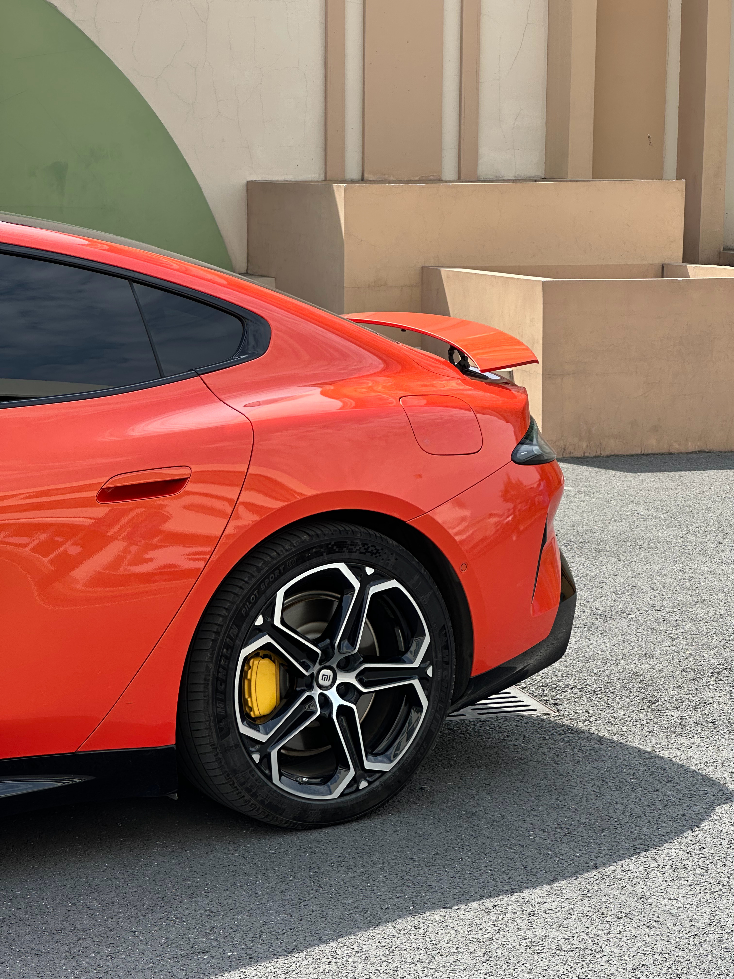 雷军称小米汽车熔岩橙配色敢买的人太少有幸开过一次熔岩版，这个颜色很好看，很出片。
