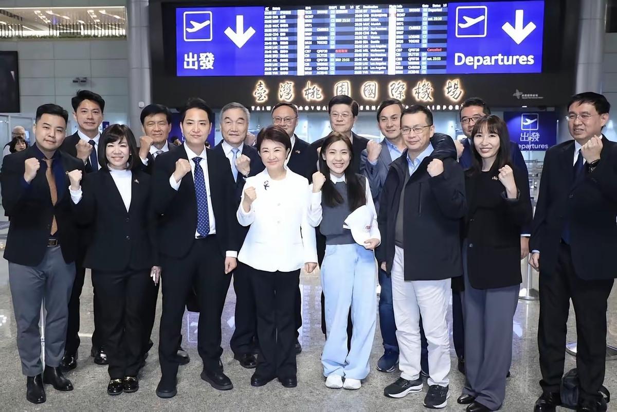 卢秀燕去“访美”，看下这个出发的合影，就能了解国民党“独台思想”的严重。这些抱美