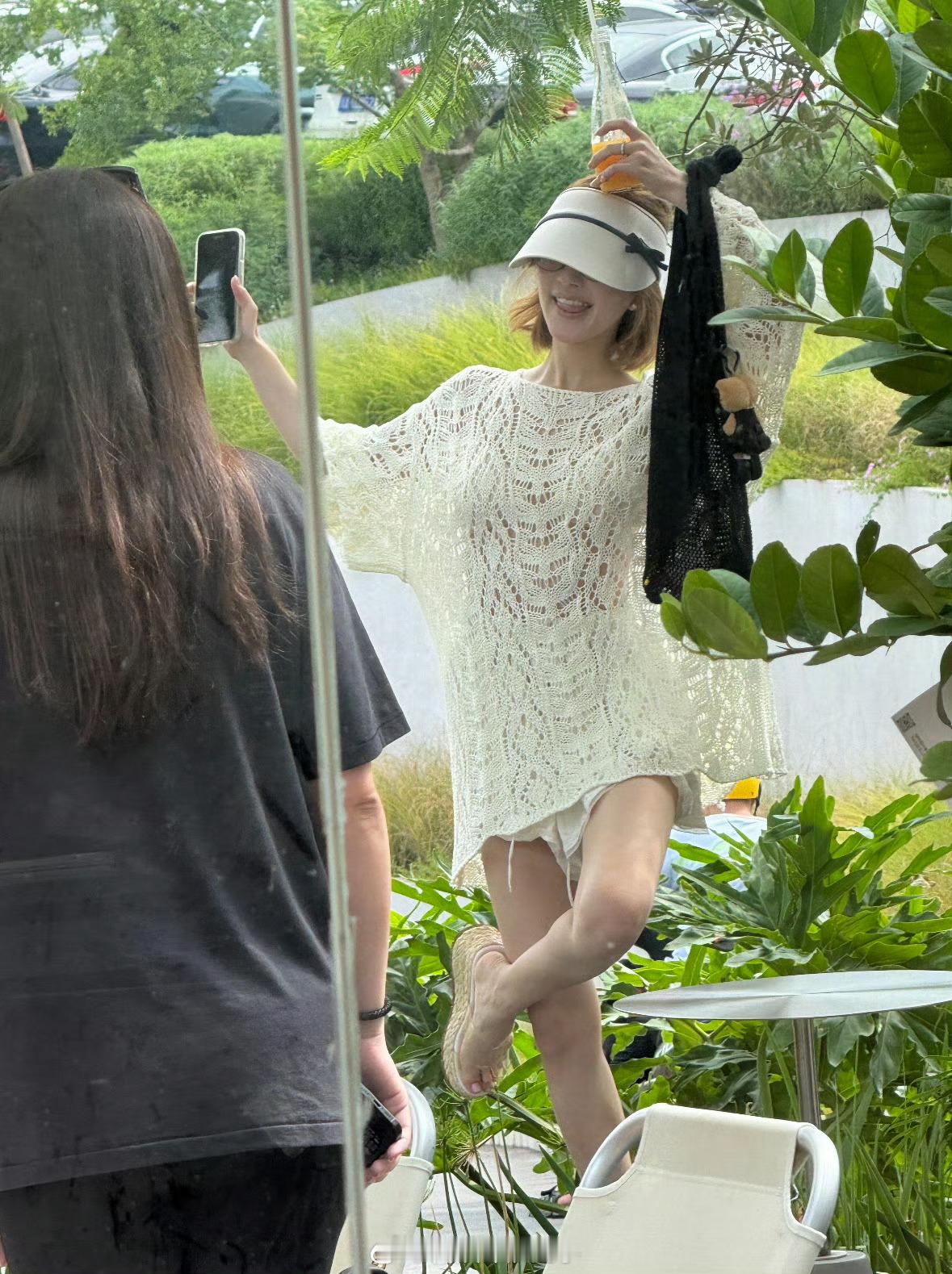 赵露思与好友出游偶遇赵露思与好友出游 宝宝好美 ​​​