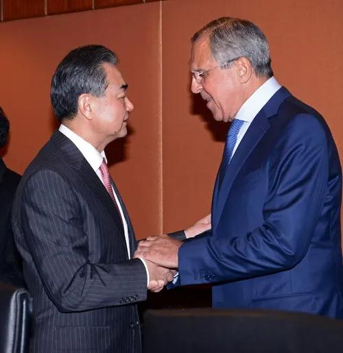 俄罗斯外长与美国财长同在。
在我国王毅外长的邀请下，俄罗斯外长拉夫罗夫时隔半年再