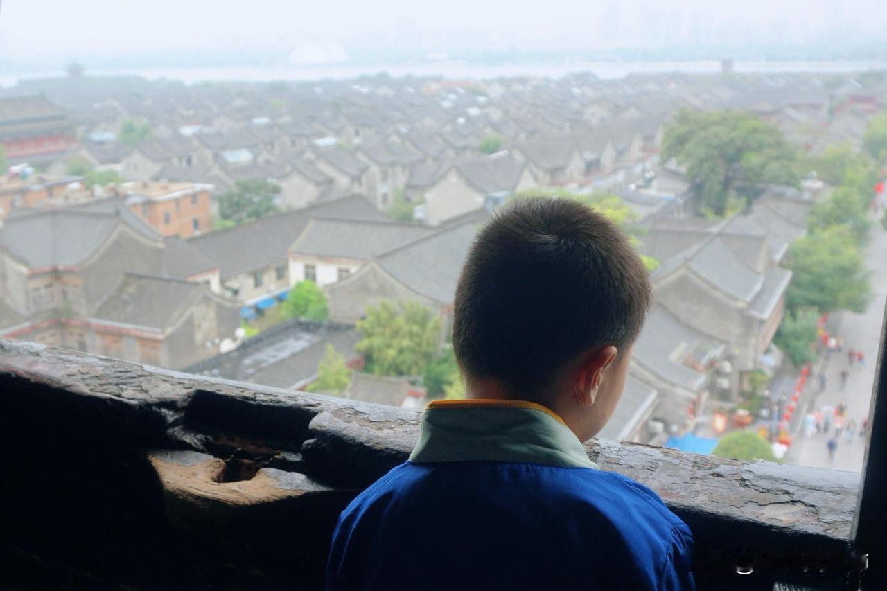 明明生了一个完美小孩，为啥要困在学习里
上了半年学，辅导作业的我时常发疯、破防、