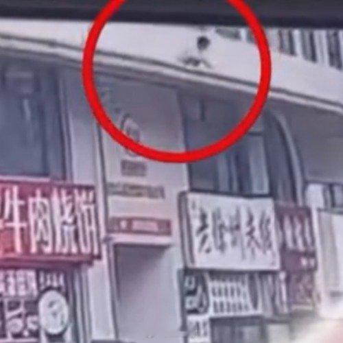 2岁女童坠楼被男子徒手接住大爱大勇 西安·华严寺